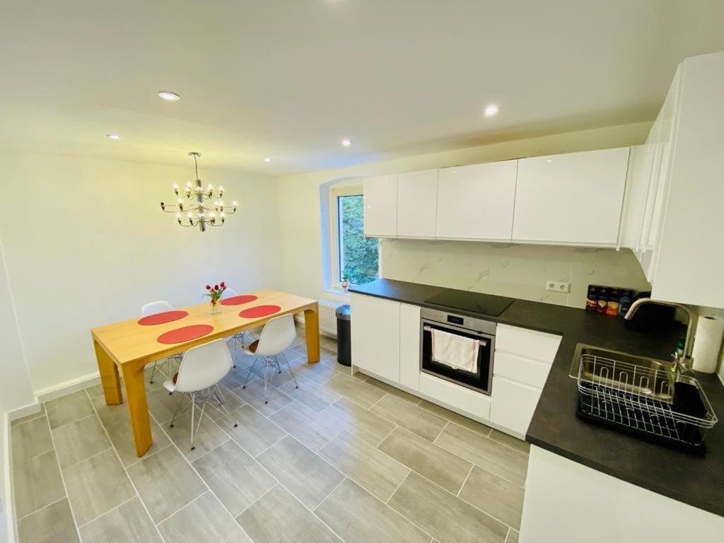 Cute - Center - Large Kitchen, Bath, South Facing Balcony - Free Parking And Wifi Apartment *