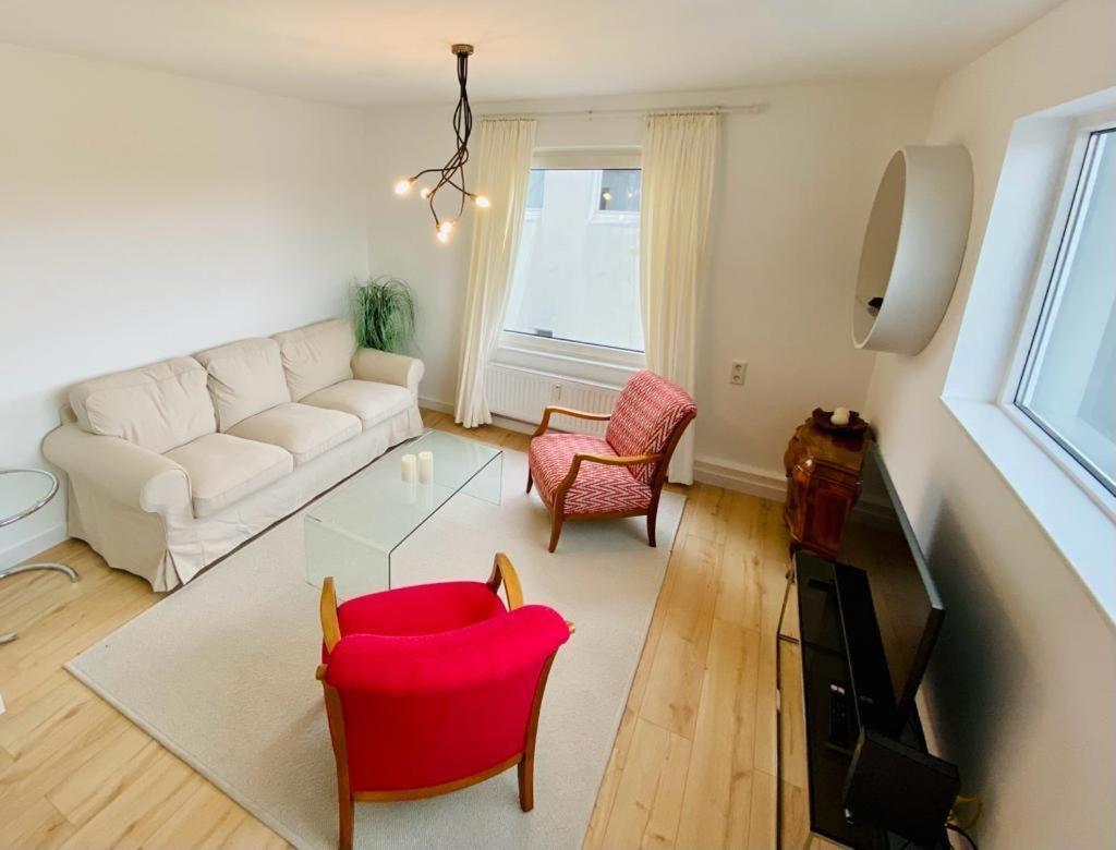 Cute - Center - Large Kitchen, Bath, South Facing Balcony - Free Parking And Wifi *